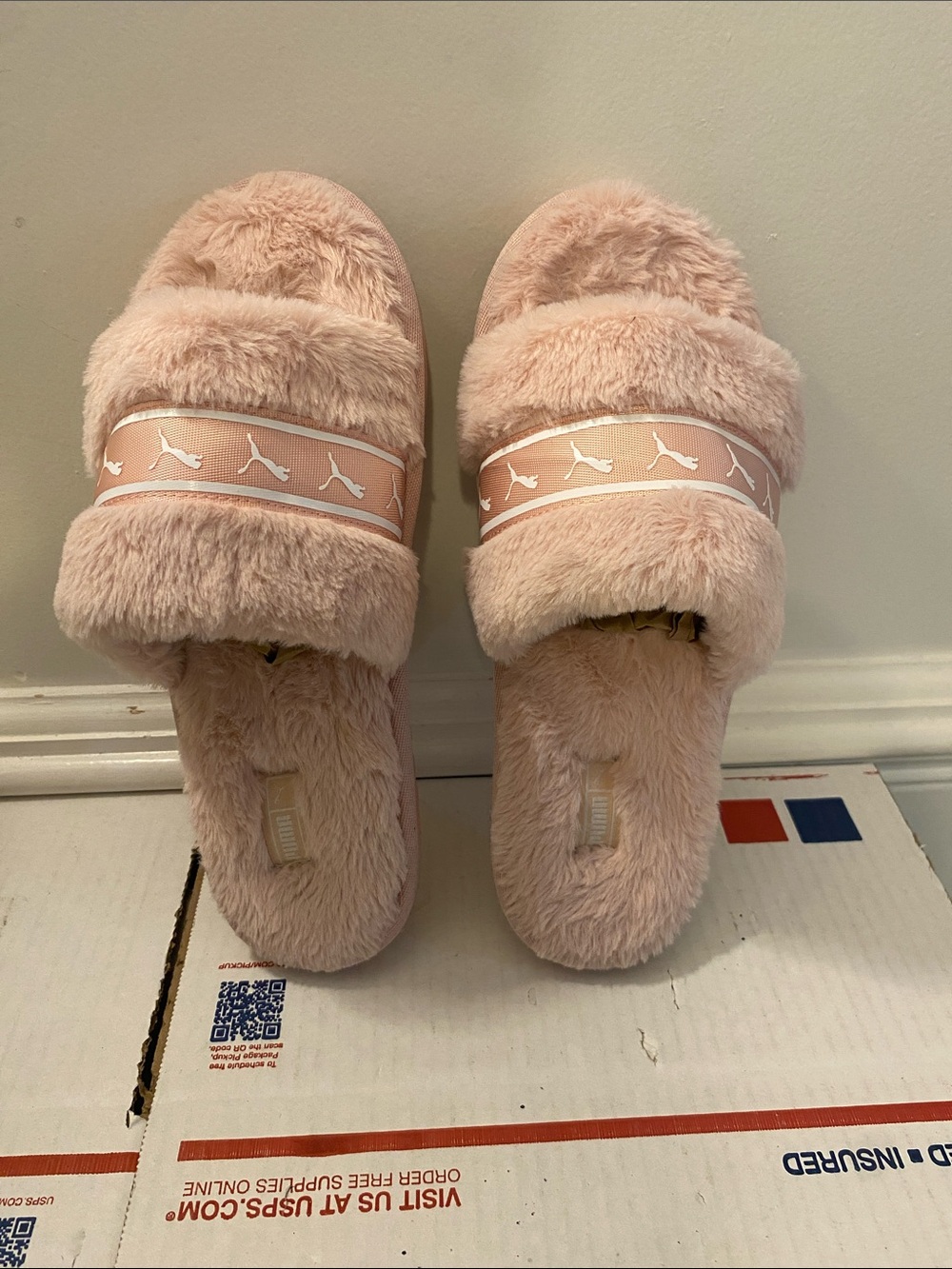 Puma size 9 Slippers good condition
